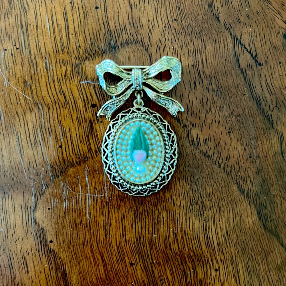 Vintage 80’s Victorian style brooch with Bridgerton vibes